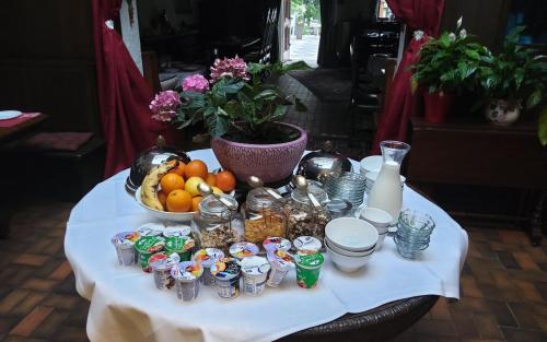Una mesa con un mantel blanco y un bol de fruta. en Hotel Victoria, en Schlangenbad