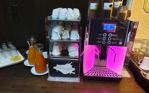 Una cafetera rosa sobre una mesa en Hotel Victoria, en Schlangenbad