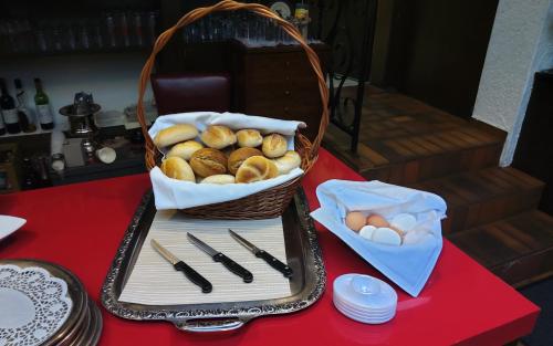 una cesta de bagels y huevos sobre una mesa en Hotel Victoria, en Schlangenbad