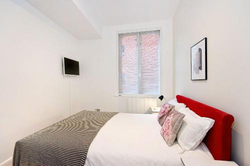 Rúm í herbergi á Mulberry Flat 2 - Two bedroom 1st floor by City Living London