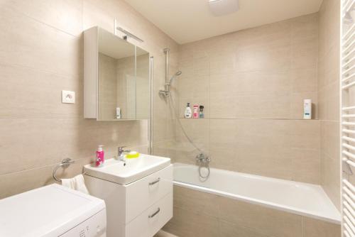 Spacious 2BR with balcony in Prague - Comfort & Style