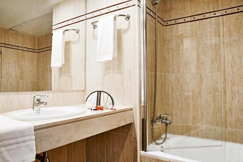 a bathroom with a sink and a shower at Globales Cala Blanca in Cala Blanca