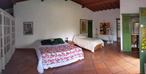 a bedroom with two beds in a room at Casa Finca Paititi in San Antonio de Pereira