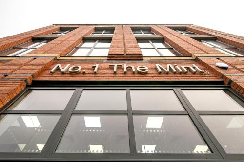 een bord aan de zijkant van een gebouw dat geen ninja leest bij Beautiful Apartments with Free Secure Parking and Wifi in the Heart of JQ in Birmingham