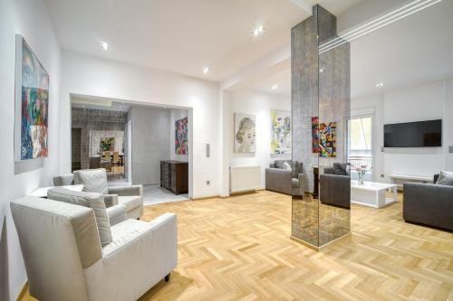 Stunning Central 180m2 4 Bedroom 3 Bathroom, Sleeps 10 Guests