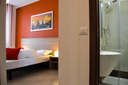 - une chambre avec un lit, une douche et un lavabo dans l'établissement Palazzo Liberty BnB, à Bologne