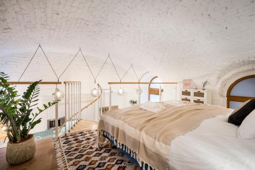 ブダペストにあるROOMLI Boho Chic Apartmentsの部屋の中に大きなベッドがある寝室