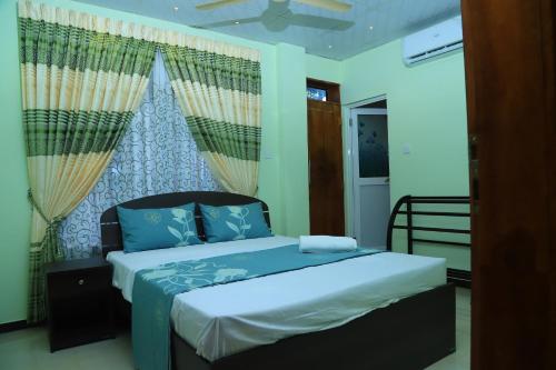Letto o letti in una camera di Orr's Hill Day's Inn