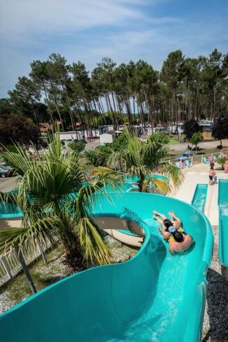 une personne utilisant un toboggan aquatique dans un complexe dans l'établissement SevServices aux Dunes de Contis, à Saint-Julien-en-Born