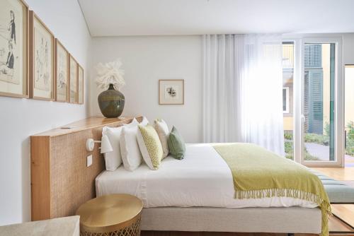 a bedroom with a large bed and a window at Good Memories Lodge in Funchal