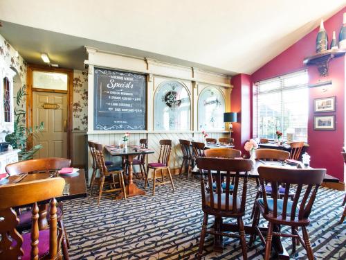 A restaurant or other place to eat at OYO Chilton Country Pub And Hotel 