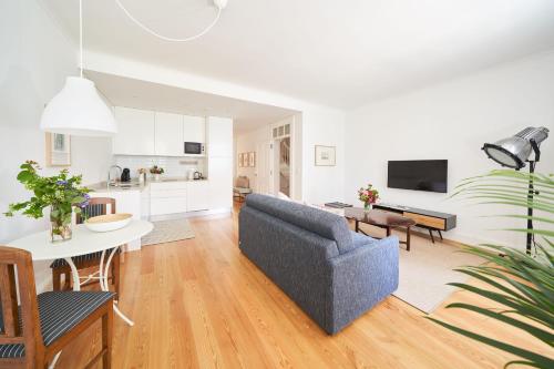 a living room with a couch and a table at Good Memories Lodge in Funchal