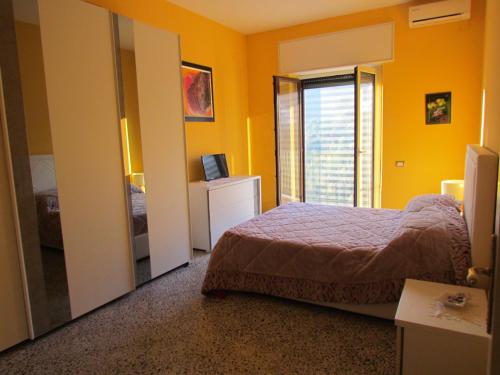 sypialnia z łóżkiem i dużym lustrem w obiekcie Casa di Chiara w mieście Vietri sul Mare