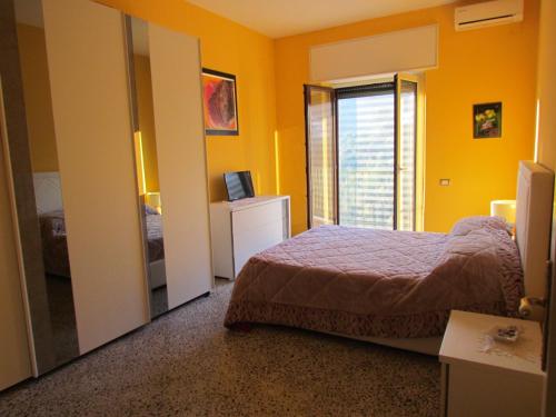 ヴィエトリにあるCasa di Chiaraのベッドルーム(ベッド1台、大きな鏡付)