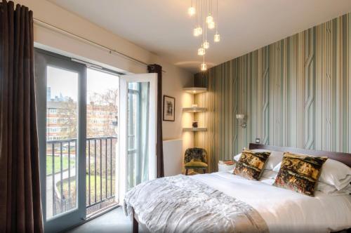 Gallery image of Neon Melody - Playful 2 Bedrooms by London Bridge in London