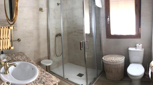 Ortigosa del MonteにあるLa Casita del Guardaのバスルーム(シャワー、洗面台、トイレ付)