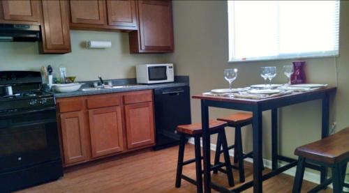 uma cozinha com uma mesa com copos de vinho em Short North/OSU Pet Friendly! em Columbus