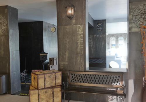 a room with a bench and a mirror and boxes at Ahr Hotel Villa Alighieri in Stra