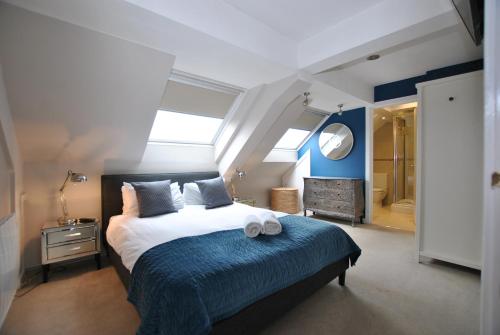 ウィンザーにあるTwo Bedroom Apartments in Central Windsor with Parkingのベッドルーム1室(大型ベッド1台、青い毛布付)