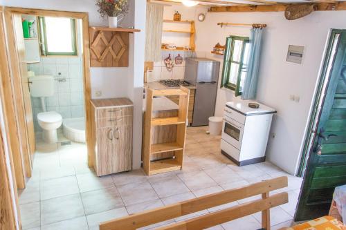 Baño pequeño con aseo y lavamanos en House Starfish en Pašman