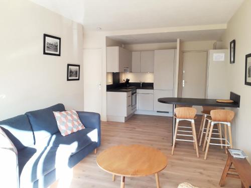 un salon avec un canapé et une table dans l'établissement ST ARNAUD Appartement Calme Parking proche Plage, à Arcachon