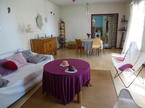 - un salon avec un canapé et une table dans l'établissement Shanti House Luberon, à Cheval-Blanc