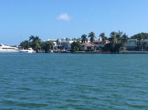 een uitzicht op een grote hoeveelheid water met huizen bij Sailboat with view in Miami