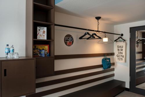 a room with brown and white stripes on the wall at PIERDREI Hotel HafenCity Hamburg in Hamburg