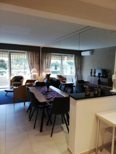 une cuisine et un salon avec une table et des chaises dans l'établissement VILLENEUVE LOUBET- MARINA BAIE DES Anges -AU BON VIVRE - 2 pièces- Le Ducal - 60m2 Luxe, à Villeneuve-Loubet