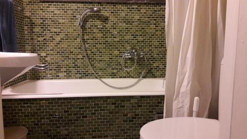 ein Bad mit einer Dusche und einer Badewanne in der Unterkunft Mijana in Knokke-Heist
