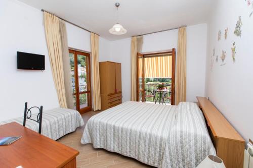 Телевизор и/или развлекательный центр в Sant'Anna Bed & Breakfast