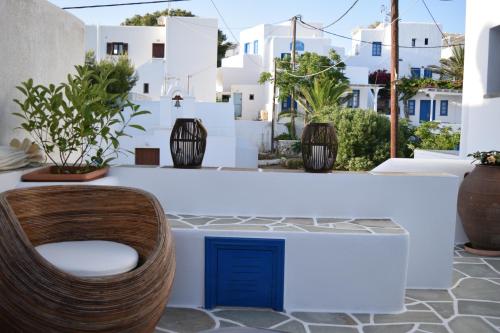 una zona de estar con edificios y plantas blancos en Embati Folegandros rooms en Chora Folegandros