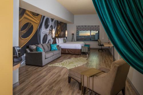 una camera d'albergo con un letto e un divano di Hotel Indigo Pittsburgh East Liberty by IHG a Pittsburgh