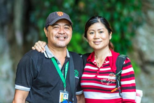 Ein Mann und eine Frau, die für ein Bild posieren in der Unterkunft Room 2 in Gunung Mulu Nationalpark