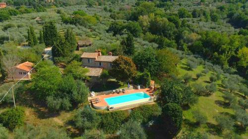 PacianoにあるFonte Cicerum Luxury Villa - a Fontanaro Propertyのスイミングプール付きの家屋の空中ビュー