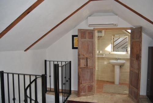 un bagno con lavandino e servizi igienici in mansarda di Casa-Palacio La Casa Empeño en Centro Histórico ad Arcos de la Frontera