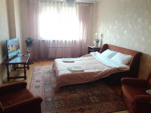 Un dormitorio con una cama grande y una ventana en Gloria park apartment en Kiev