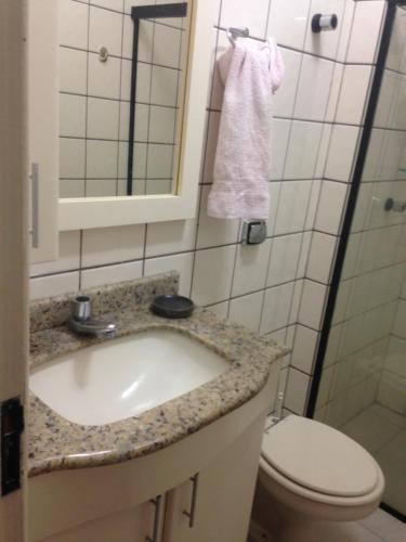 y baño con lavabo, aseo y espejo. en jurere, en Florianópolis