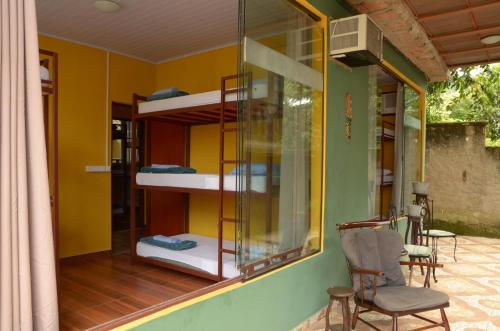 Pokój z łóżkami piętrowymi na boku domu w obiekcie Hostel MPB Ilha Grande w mieście Abraão