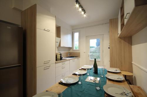 une cuisine avec une table avec des assiettes dessus dans l'établissement Au bonheur d'Etretat, à Étretat