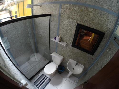 a small bathroom with a toilet and a sink at Hostel MPB Ilha Grande in Abraão