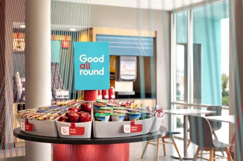 Una exhibición de comida en una mesa en un restaurante. en avid hotels - Orlando International Airport by IHG, en Orlando