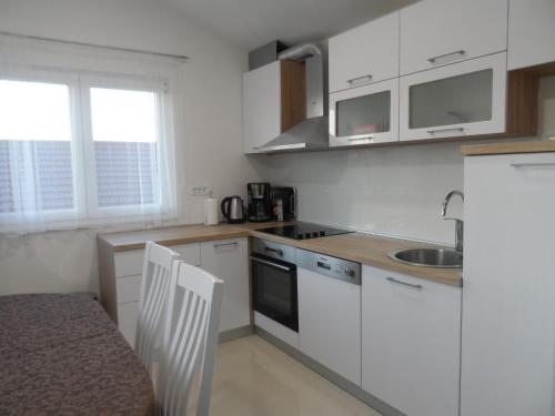 Kuchyň nebo kuchyňský kout v ubytování Apartmani Dropulić