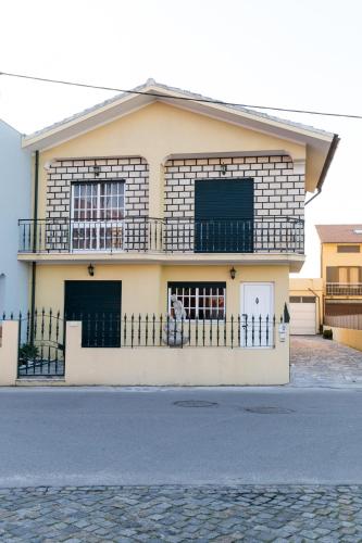 a house on the side of a street at Mar Rosa in Aguçadoura