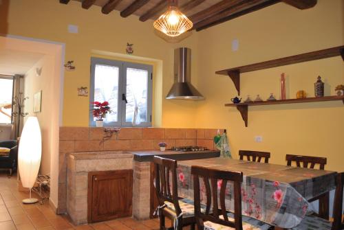 Köök või kööginurk majutusasutuses Antico Gioiello Umbro , appartamento con terrazza