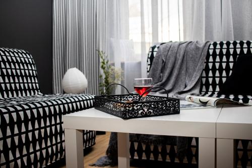kieliszek wina na stole w salonie w obiekcie Apartamenty KDN na Rysiej w mieście Katowice
