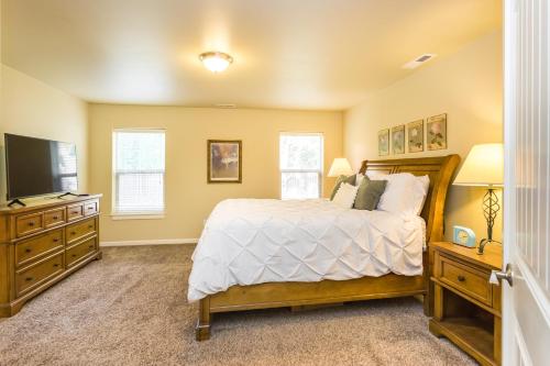 a bedroom with a bed and a flat screen tv at Charming Wine Country Retreat! 4 Bedroom 2 Bath in Walla Walla