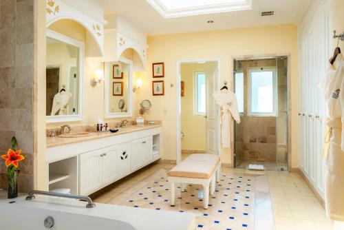 y baño con bañera, lavamanos y ducha. en Pueblo Bonito Emerald Bay Resort & Spa - All Inclusive en Mazatlán