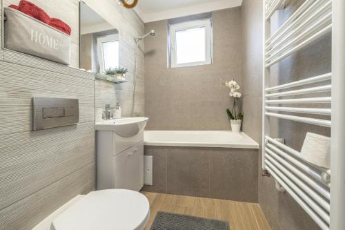 ein Badezimmer mit einem WC, einer Badewanne und einem Waschbecken in der Unterkunft Anna’s lovely Home in Sighişoara