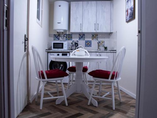 una cucina con tavolo bianco e 2 sedie di BFG Suit Mtatsminda a Tbilisi City